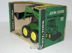 1/16 JOHN DEERE SKID-STEER LOADER NIB extra nice box