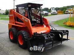 1996 DAEWOO DSL 601 RUBBER TIRE SKID STEER LOADER With6' GRAPPLE BUCKET