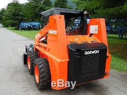 1996 DAEWOO DSL 601 RUBBER TIRE SKID STEER LOADER With6' GRAPPLE BUCKET