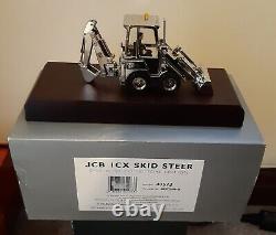 BNIB Britains JCB ICX Skid Steer Silver Plate 1/32 Specialist Collectors Edition translates to: <br/> 'BNIB Britains JCB ICX Skid Steer Plaque d'argent 1/32 Édition Spéciale pour Collectionneurs'