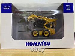 Modèle de jouet de voiture moulé sous pression Komatsu SK820-8 Skid Steer Loader à l'échelle 1/25 UH Gift